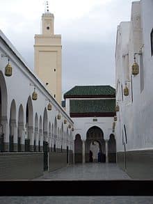 Zawiya di Moulay Driss Zehroun è stato sviluppato sin dal XVI secolo, nel XVIII secolo, il vecchio mausoleo fu demolito dal sultano Moulay Ismail ibn Sharif e sostituito da ciò che esiste tutt'oggi.