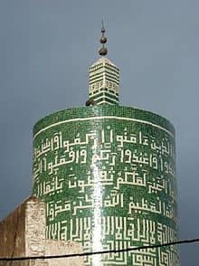 Molto caratteristico è il minareto di Moulay Idriss, realizzato nel 1939 in stile bizantino e rivestito con piastrelle verdi con arabeschi, di un'altra moschea in città, l'unico a pianta circolare in Marocco