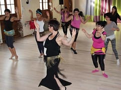 Danza Orientale o Danza del Ventre, è tradizionalmente praticata dalle donne poiché esprime interamente femminilità, vitalità e sensualità.