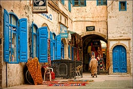 Escursione da Agadir a Essaouira. Viaggi Organizzati in Marocco ti offre l'affascinante escursione da Agadir a Essaouira, dove potrete ammirare la lunga costa atlantica marocchina. Essaouria, originariamente chiamata Mogador,