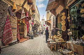 Tra le spettacolari attività di Viaggi Organizzati in Marocco, ti suggeriamo l'escursione da Casablanca a Fes. Fes, prima Città Imperiale