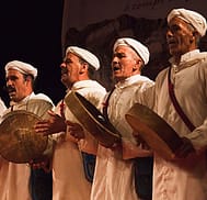 Gruppi di cantori e musicisti marocchini che interpretano vecchi brani popolari a feste o a matrimoni