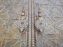 Fes, città affascinante, la più antica Città Imperiale del Regno del Marocco, accoglie i suoi ospiti facendo provare un’arte del vivere
