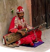 Musica Gnaoua in Marocco, una musica particolare che veniva utilizzata durante le cerimonie o i rituali dei Gnaoua o Gnawa, gruppo etnico...