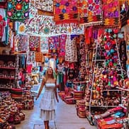 Artigianato marocchino nelle colorate medine di ogni città del Regno del Marocco