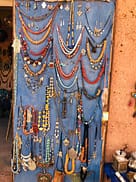 I gioielli berberi, potrai conoscerli con un tour in Marocco, arrivando ai vari siti di produzione e ammirando le loro diversità di colori, materiali e forme.