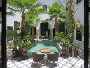 interno riad marocchino in cui amano soggiornare turisti di tutto il mondo