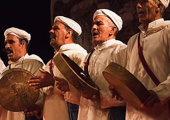 Gruppi di cantori e musicisti marocchini che interpretano vecchi brani popolari a feste o a matrimoni