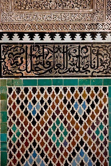 Innovazione della produzione. Hadj Hassan, ha ideato una fontana a muro con i maestri ceramisti di Fez, fissando la terracotta su resine flessibili per alleggerire i pannelli. 