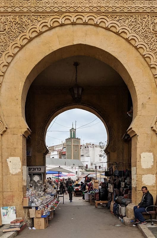 Conosci il Marocco? Casablanca, capitale economica del Regno, una metropoli in Marocco.Spesso i turisti arrivano all'Aeroporto Mohammed V