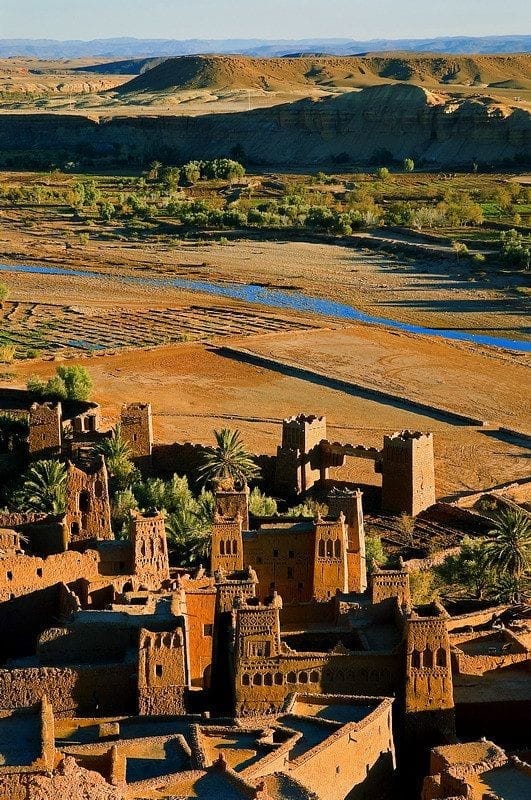 Ksar di Ait-Ben-Haddou è un gruppo di edifici di terra circondati da alte mura, è un tradizionale habitat pre-sahariano
