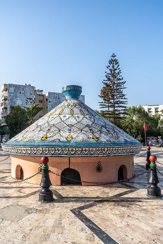 Il Tajine più grande del mondo si trova a Safi, o Asfi, Marocco, fabbricato dai migliori artisti ceramisti della città è iscritto nel Guinness dei primati 