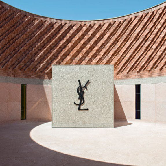 Il museo Yves Saint Laurent ospita anche una sala espositiva temporanea