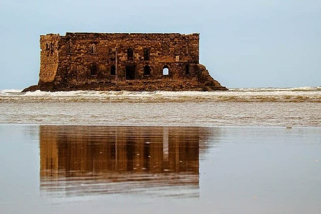 Tarfaya venne occupata dai britannici nel 1882, vi costruirono la Casa del Mar.