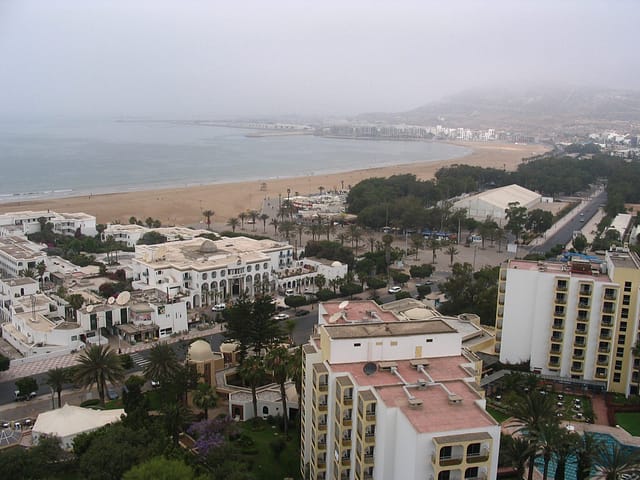 La spiaggia di Agadir sotto la nebbia.