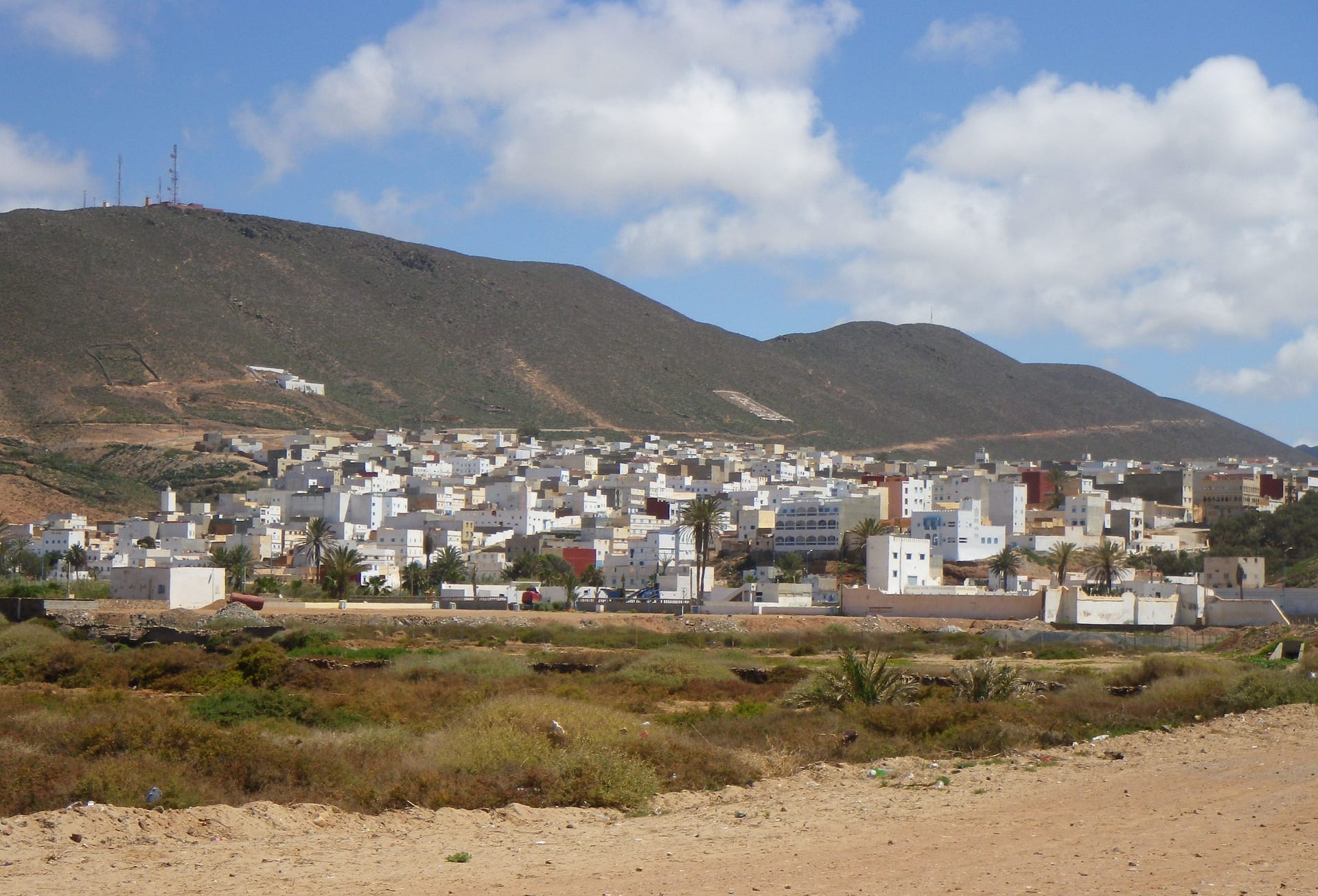La lunga spiaggia di Sidi Ifni sotto spettacolari scogliere, invita a passeggiate al tramonto o all'alba.